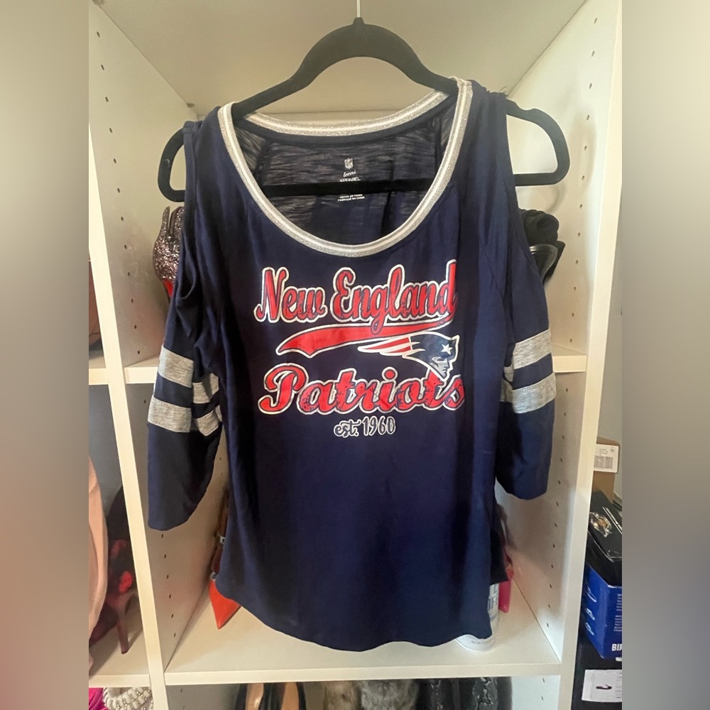 Women’s Patriots cold shoulder tee XL with distressed logo as seen in picture